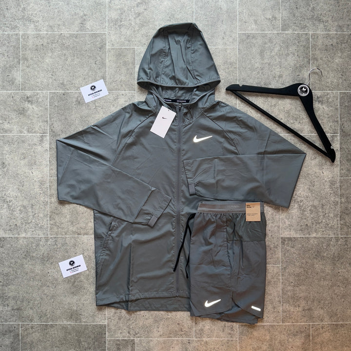 NIKE ESSENTIALS SET - GREY