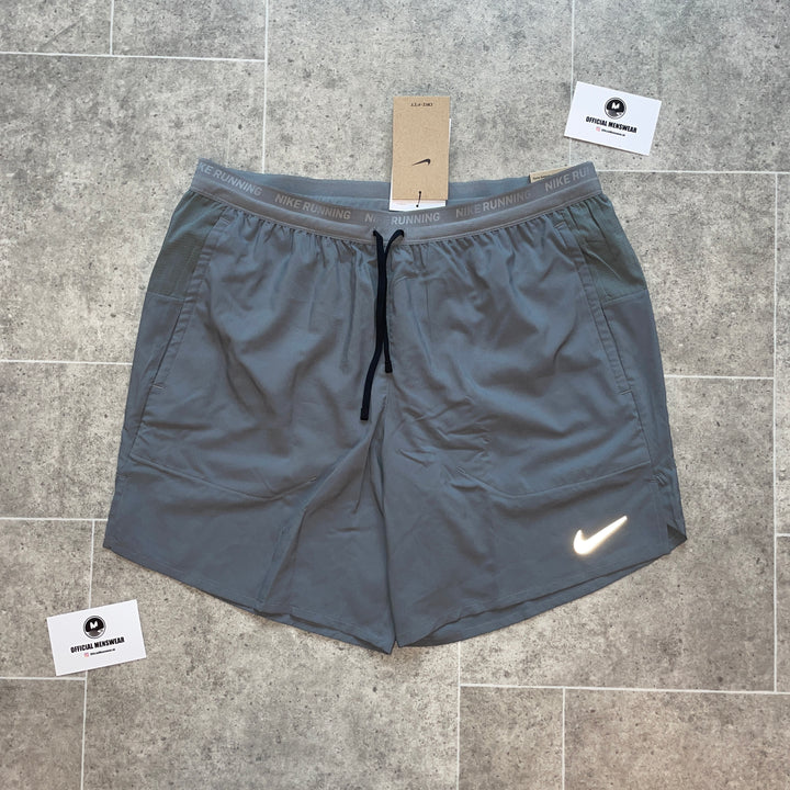 NIKE FLEX STRIDES (7”) - GREY